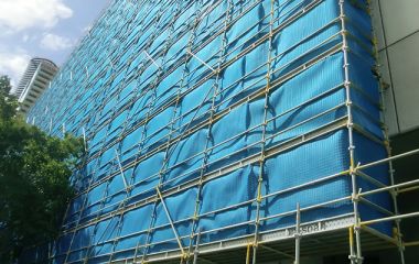 Фасадная строительная сетка: незаменимый элемент безопасности и удобства